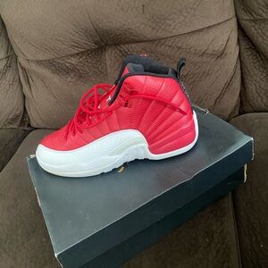 Jordan 12 Retro
Gym Red (GS)- 7Y (8.5/9 womens)
